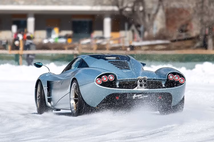 Điểm làm nên sự khác biệt cho Pagani Huayra Codalunga là việc thay đổi nhiều chi tiết ngoại thất như cản trước, cụm đèn pha và đèn hậu, phần đuôi kéo dài hơn 360 mm...