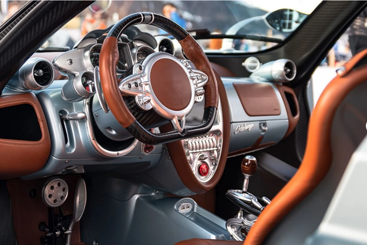 Nội thất của xe cũng mang phong cách cổ điển với các bề mặt được làm từ nhôm mờ. Ghế ngồi được phối hợp giữa da Nubuck và vải dệt.