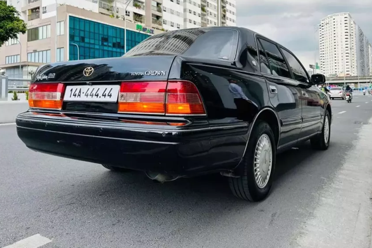 Hệ dẫn động tất cả các bánh đã được cung cấp cho Royal Extra và Royal Saloon. S150 Crown sẽ là thế hệ cuối cùng được cung cấp hộp số sàn.