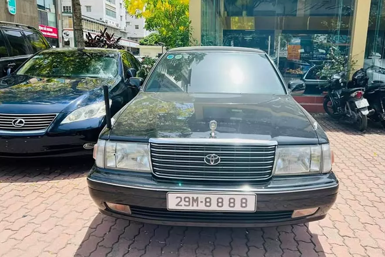 Toyota Crown là 1 chiếc sedan hạng sang tầm trung, được sản xuất từ năm 1955, và đến nay, nó đã trải qua khoảng 16 thế hệ, 1 kỷ lục khó tin. Toyota Crown tại Việt Nam, còn được biết đến với biệt danh là "xe bộ trưởng", và cũng là "cận vệ 4 bánh" tháp tùng Tổng bí thư Nguyễn Phú Trọng trong hơn 22 năm qua.