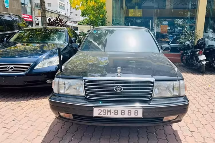 Toyota Crown là 1 chiếc sedan hạng sang tầm trung, được sản xuất từ năm 1955, và đến nay, nó đã trải qua khoảng 16 thế hệ, 1 kỷ lục khó tin. Toyota Crown tại Việt Nam, còn được biết đến với biệt danh là "xe bộ trưởng", và cũng là "cận vệ 4 bánh" tháp tùng Tổng bí thư Nguyễn Phú Trọng trong hơn 22 năm qua.