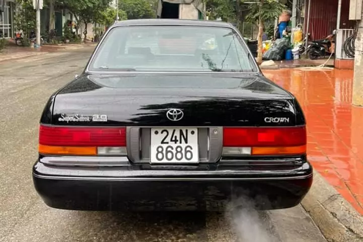 Ngoài ra, còn có nhiều chiếc xe Toyota Crown mang biển cặp, biển tam hoa khác cũng rất đẹp mắt. Toyota Crown S150 vớ động cơ xăng chỉ được cung cấp dưới dạng 6 xi-lanh thẳng hàng với dung tích 2.0, 2.5 hoặc 3.0 lít.
