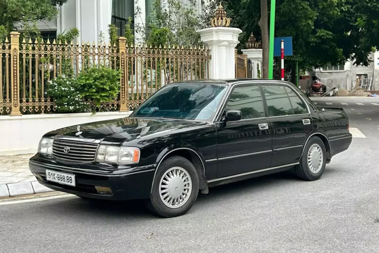 Bên cạnh đó, rất nhiều đại gia Việt mê dòng xe Toyota Crown bộ trưởng này, có thể kể đến như ông Đặng Lê Nguyên Vũ, cùng các tay chơi xe biển đẹp. Nổi tiếng nhất trong các xe Toyota Crown biển đẹp là xe được đăng ký biển 51K-888.88 trúng đấu giá lên đến 15 tỷ đồng, ngoài ra còn có xe mang biển lục quý 4 hay tứ quý 8.