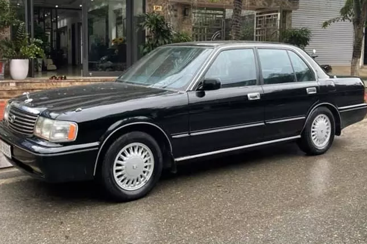 Vào năm 2021, một chiếc xe Toyota Crown mang biển số 29M-8888 đã được chào bán lên đến 1,395 tỷ đồng, khiến không ít người bất ngờ. Xe sản xuất 1996 và đã chạy hơn 400.000 km, mức giá bán trên tương đương với Toyota Camry bản mới.