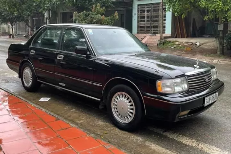 Chưa hết, vào năm ngoái, chiếc xe Toyota Crown đời 1998 mang biển kiểm soát 14A-444.44 hay còn đọc là lục quý 4, đã được chủ nhân rao bán hơn nửa tỷ đồng, người này còn chia sẻ chỉ bán xe, không bán biển siêu VIP này.
