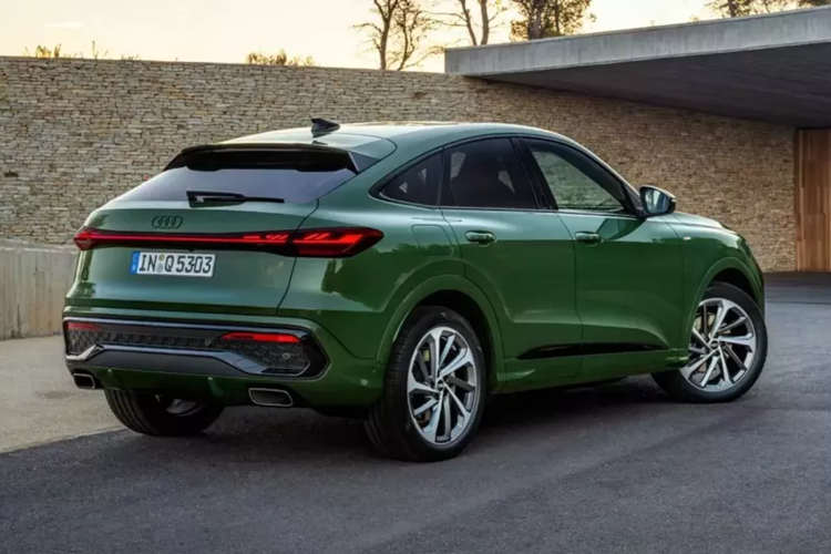 Sự thay đổi đáng chú ý nhất về thiết kế của xe SUV Audi Q5 Sportback 2025 so với Q5 thông thường là đường mái dốc của Sportback, chảy mượt mà vào phần đuôi xe được thiết kế lại. Hình bóng giống xe coupe này tạo ra độ dốc lớn hơn cho kính sau và phần kính xe thon gọn hơn một chút.