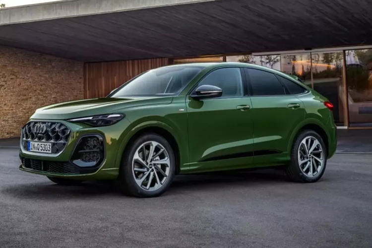 Các điểm nổi bật bao gồm cụm đồng hồ kỹ thuật số 11,9 inch, màn hình cảm ứng trung tâm 14,5 inch và màn hình hành khách 10,9 inch tùy chọn. Các vật liệu tái chế như vải Cascade và sợi nhỏ Dinamica cũng xuất hiện. Q5 Sportback chia sẻ kiến trúc Premium Platform Combustion (PPC) với Q5 và A5 mới nhất.