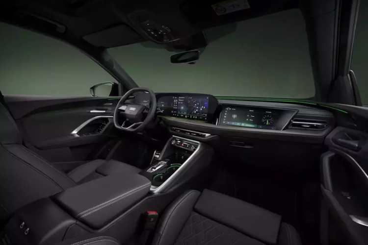 Nếu bạn đang tự hỏi làm thế nào để phân biệt SQ5 chỉ bằng cái nhìn thoáng qua, thì không đâu khác ngoài ống xả tròn bốn cạnh của nó. Mặc dù không gian chở hàng hơi bị hạn chế so với Q5 thông thường, Sportback vẫn cung cấp dung tích đáng nể là 515 lít, mở rộng lên 1.415 lít khi gập hàng ghế sau.