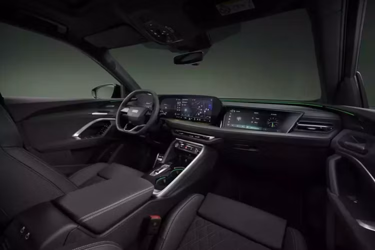 Nếu bạn đang tự hỏi làm thế nào để phân biệt SQ5 chỉ bằng cái nhìn thoáng qua, thì không đâu khác ngoài ống xả tròn bốn cạnh của nó. Mặc dù không gian chở hàng hơi bị hạn chế so với Q5 thông thường, Sportback vẫn cung cấp dung tích đáng nể là 515 lít, mở rộng lên 1.415 lít khi gập hàng ghế sau.