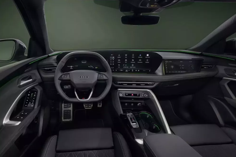 Chỉ thiếu 58 lít so với người anh em Audi Q5 của nó. Điều thú vị là Audi cung cấp tùy chọn thanh ray trên nóc xe cho SUV coupe, dành cho những ai muốn mở rộng khả năng chở hàng của xe Audi Q5 Sportback. Bên trong, Audi Q5 Sportback 2025 phản ánh nội thất công nghệ cao tiêu chuẩn của Q5.