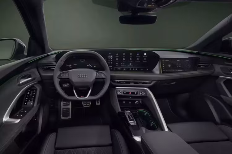 Chỉ thiếu 58 lít so với người anh em Audi Q5 của nó. Điều thú vị là Audi cung cấp tùy chọn thanh ray trên nóc xe cho SUV coupe, dành cho những ai muốn mở rộng khả năng chở hàng của xe Audi Q5 Sportback. Bên trong, Audi Q5 Sportback 2025 phản ánh nội thất công nghệ cao tiêu chuẩn của Q5.