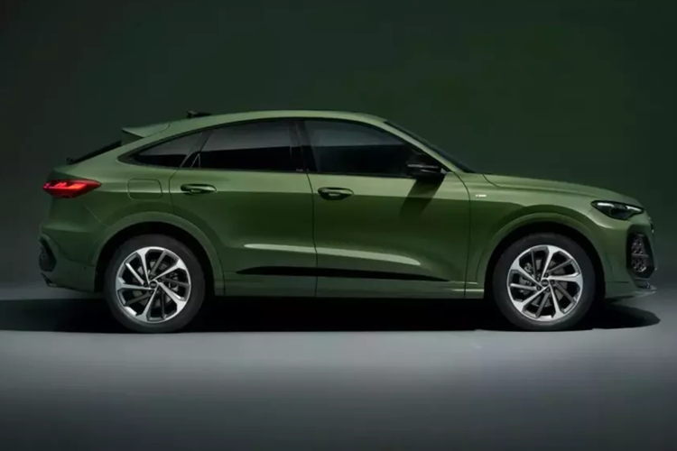 Tại châu Âu, xe chỉ có sẵn với hệ truyền động xăng và diesel hybrid nhẹ khi ra mắt, mặc dù dòng xe này cuối cùng sẽ mở rộng với nhiều tùy chọn hơn, bao gồm cả PHEV. Cả hai động cơ 2.0 TFSI và 2.0 TDI đều sản sinh công suất 201 mã lực, nhưng động cơ diesel mang lại lợi thế về mô-men xoắn ở mức 400 Nm so với 340 Nm của động cơ xăng.