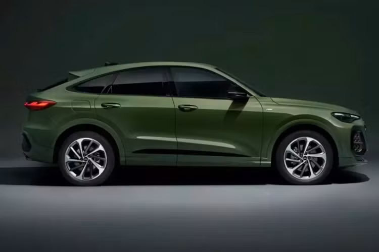 Tại châu Âu, xe chỉ có sẵn với hệ truyền động xăng và diesel hybrid nhẹ khi ra mắt, mặc dù dòng xe này cuối cùng sẽ mở rộng với nhiều tùy chọn hơn, bao gồm cả PHEV. Cả hai động cơ 2.0 TFSI và 2.0 TDI đều sản sinh công suất 201 mã lực, nhưng động cơ diesel mang lại lợi thế về mô-men xoắn ở mức 400 Nm so với 340 Nm của động cơ xăng.