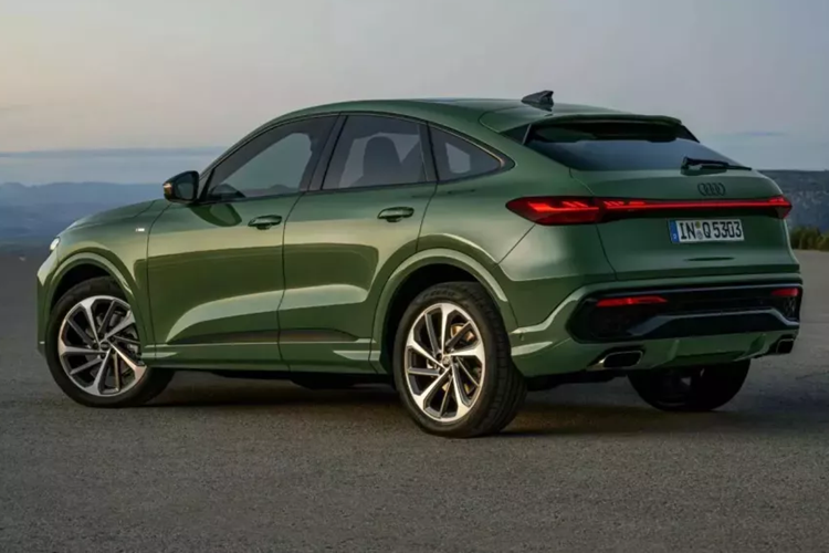 Tuy nhiên, Audi vẫn giữ nguyên đèn hậu toàn chiều rộng đặc trưng của Q5, giờ đây có thể được nâng cấp bằng công nghệ OLED kỹ thuật số để tăng thêm hiệu ứng thị giác, rõ ràng, Audi luôn là "vua" trong cuộc chơi của công nghệ đèn.