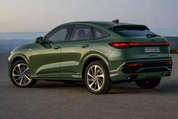 Tuy nhiên, Audi vẫn giữ nguyên đèn hậu toàn chiều rộng đặc trưng của Q5, giờ đây có thể được nâng cấp bằng công nghệ OLED kỹ thuật số để tăng thêm hiệu ứng thị giác, rõ ràng, Audi luôn là "vua" trong cuộc chơi của công nghệ đèn.