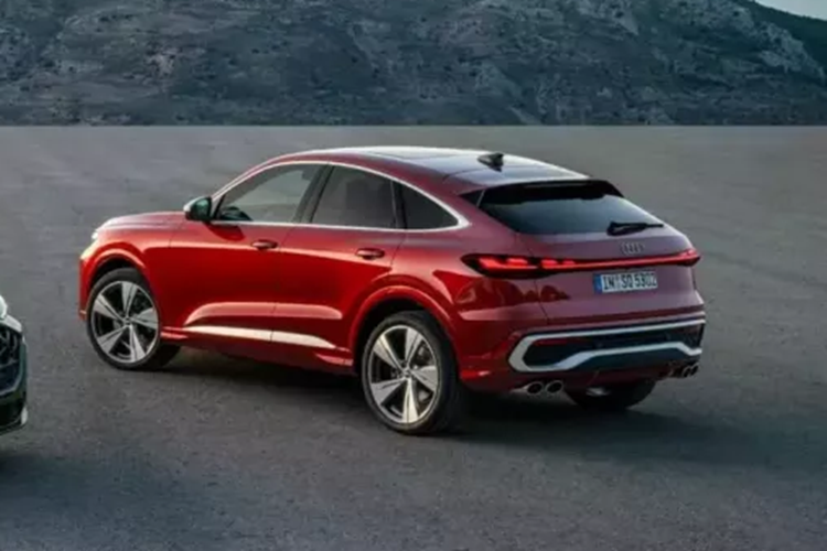 Đối với Hoa Kỳ, Audi đã xác nhận rằng Q5 Sportback sẽ tham gia vào đội hình với tư cách là xe mẫu năm 2026, với thông tin chi tiết về giá vẫn chưa được công bố. Nó sẽ phải đối mặt với sự cạnh tranh gay gắt từ BMW X4, Mercedes-Benz GLC Coupe và Range Rover Velar.