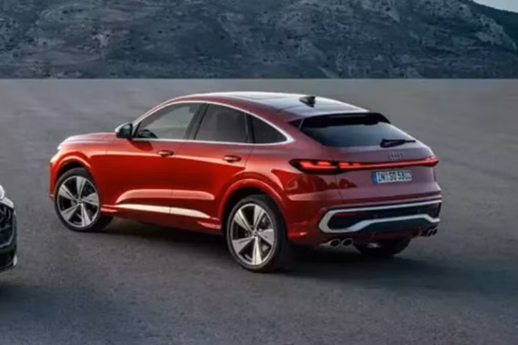 Đối với Hoa Kỳ, Audi đã xác nhận rằng Q5 Sportback sẽ tham gia vào đội hình với tư cách là xe mẫu năm 2026, với thông tin chi tiết về giá vẫn chưa được công bố. Nó sẽ phải đối mặt với sự cạnh tranh gay gắt từ BMW X4, Mercedes-Benz GLC Coupe và Range Rover Velar.