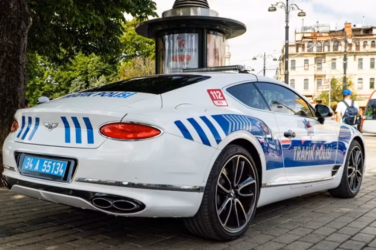 "Trái tim" của Continental GT V8 là cỗ máy tăng áp kép V8 sản sinh công suất 542 mã lực và mô-men xoắn cực đại 770 Nm, kết hợp cùng hộp số tự động 8 cấp, giúp chiếc xe siêu sang có thể tăng tốc 0 – 100 km/h trong 3,9 giây, tốc độ tối đa đạt 318 km/h.