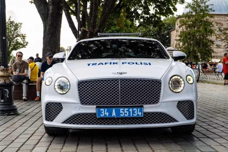 Chiếc xe siêu sang Bentley Continental của trùm ma túy giờ đây đã được phủ một lớp sơn ngoại thất màu trắng đi kèm bộ tem đặc trưng màu xanh cùng logo "Trafik Polisi" phản quang. Xe được trang bị bộ mâm 5 chấu kép kích thước 20 inch phối hai tông màu khá thể thao.