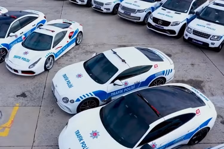 Mới đây, chiếc Bentley Continental GT V8 đời 2020 trong dàn 23 xe trên đã vô tình bị bắt gặp trong khi làm nhiệm vụ tại quảng trường Hagia Sophia ở Istanbul.