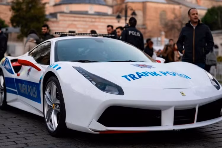 Không chỉ Continental GT V8, những mẫu xe khác như: Ferrari 488, Porsche Taycan Turbo S, Audi RS 6 Avant hay Mercedes-Benz CLA-Class... trong dàn 23 xe bị tịch thu cũng đều được cảnh sát Thổ Nhĩ Kỳ trưng dụng.