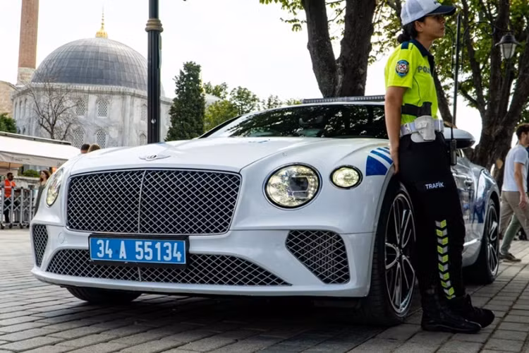 Một trong những chi tiết mang giá trị nghệ thuật cao nhất trên Bentley Continental GT thế hệ thứ 3 là hệ thống đèn pha dạng LED Matrix, được lấy cảm hứng thiết kế từ kính pha lê với bề mặt bên trong được làm trong suốt tạo hiệu ứng như đang lấp lánh.