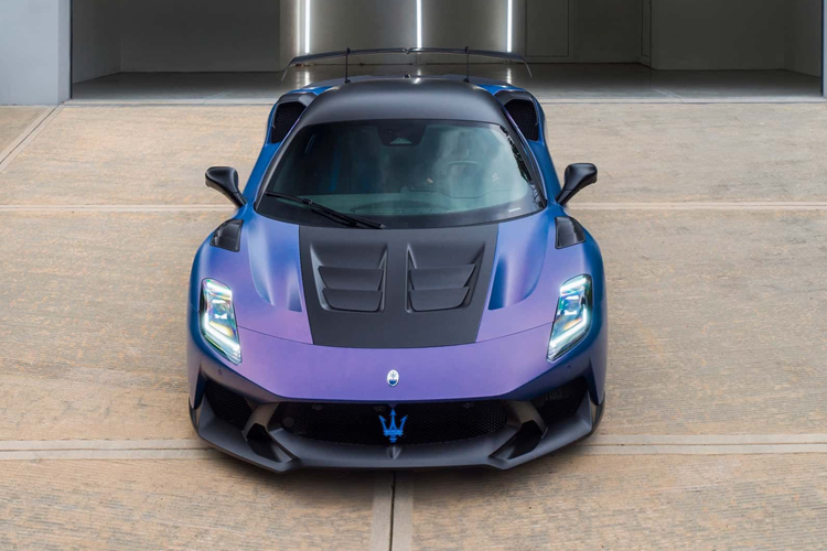 Mẫu xe thể thao hiệu năng cao cũng được trang bị nhiều chi tiết bằng sợi carbon, từ cánh gió sau cho đến các hốc gió trên xe. Nếu khách hàng yêu thích nhiều chi tiết làm bằng carbon hơn thì có thể lựa chọn các chi tiết như mui xe, tấm chắn bùn, cửa hút gió và ốp hông xe bằng carbon.