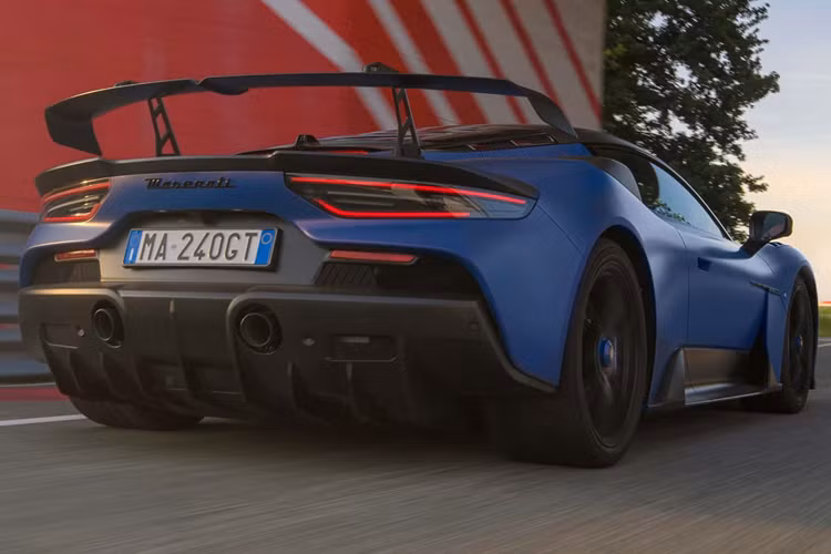 Maserati cho biết thời gian tăng tốc 0-100 km/h là 2,8 giây và GT2 Stradale có khả năng đạt tốc độ tối đa lên tới 323 km/h. Ở phần cản trước, chiếc xe sử dụng hệ thống treo tương tự như xe đua GT2. Các thành phần khí động học khác nhau tạo ra lực ép lên tới 500 kg và một loạt các chế độ lái tận dụng tối đa lực này.