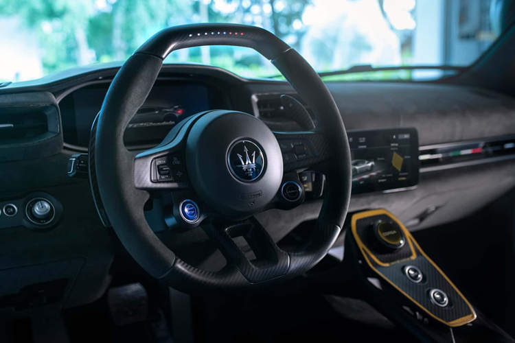 Khoang nội thất của chiếc GT2 Stradale là sự kết hợp giữa sự sang trọng và các chi tiết thể thao của xe đua. Xe được trang bị nhiều chi tiết được làm bằng sợi carbon lộ ra hơn giữa bề mặt Alcantara. Phần vô lăng của xe dày hơn so với MC20 nhưng có ít nút điều khiển hơn.