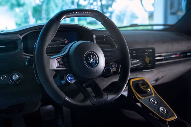 Khoang nội thất của chiếc GT2 Stradale là sự kết hợp giữa sự sang trọng và các chi tiết thể thao của xe đua. Xe được trang bị nhiều chi tiết được làm bằng sợi carbon lộ ra hơn giữa bề mặt Alcantara. Phần vô lăng của xe dày hơn so với MC20 nhưng có ít nút điều khiển hơn.