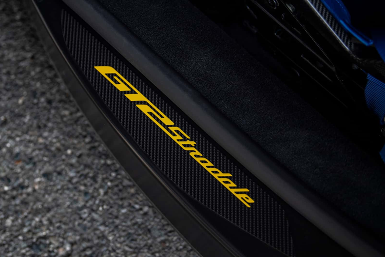 Xe được trang bị bộ ghế ngồi được thiết kế riêng cho GT2 Stradale và bộ ghế này được làm bằng vật liệu sợi carbon hai lớp có ốp đệm ghế và Maserati cung cấp hai kích cỡ khác nhau cho người mua. Bộ ghế này được điều chỉnh chỉnh bằng tay để cung cấp vị trí ngồi thấp hơn nhằm phân bổ trọng lượng tốt hơn.