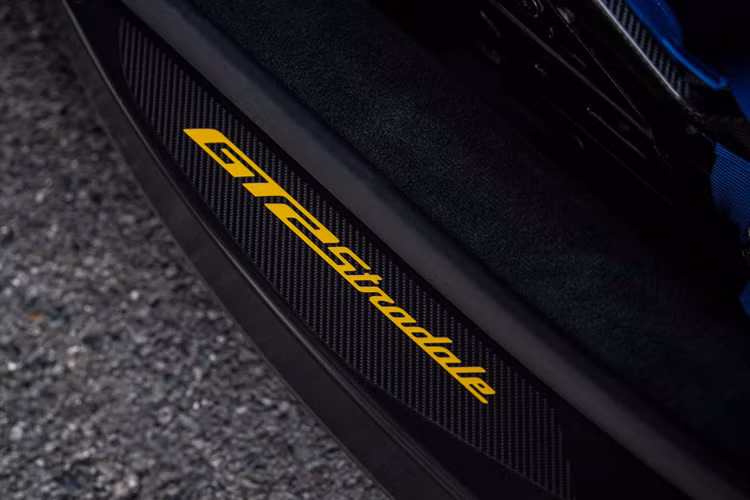 Xe được trang bị bộ ghế ngồi được thiết kế riêng cho GT2 Stradale và bộ ghế này được làm bằng vật liệu sợi carbon hai lớp có ốp đệm ghế và Maserati cung cấp hai kích cỡ khác nhau cho người mua. Bộ ghế này được điều chỉnh chỉnh bằng tay để cung cấp vị trí ngồi thấp hơn nhằm phân bổ trọng lượng tốt hơn.