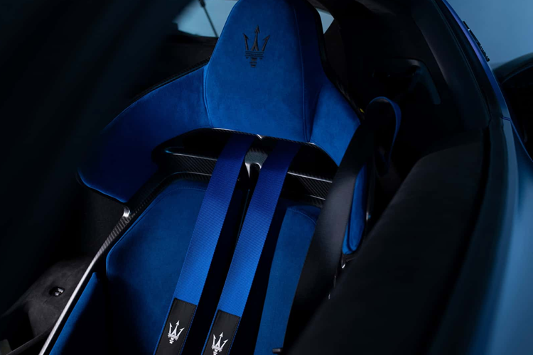 Mọi chi tiết trong khoang nội thất của xe đều được bố trí để người lái dễ dàng tiếp cận, bao gồm cả màn hình trung tâm 10,25 inch. Hệ thống âm thanh nổi 6 loa của xe là trang bị tiêu chuẩn và khách hàng cũng có thể lựa chọn tùy chọn hệ thống âm thanh 12 loa.