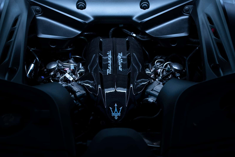 Động cơ Nettuno V-6 3.0 lít tăng áp kép được điều chỉnh nhưng chỉ một chút, từ đây tạo ra công suất 631 mã lực tại 7.500 vòng/phút và mô-men xoắn cực đại 720 Nm. Chiếc xe vẫn sử dụng hộp số tự động ly hợp kép tám cấp và vẫn dẫn động cầu sau, nhưng khả năng tăng tốc và tốc độ tối đa được cải thiện vì nó cũng nhẹ hơn 60 kg khi di chuyển.