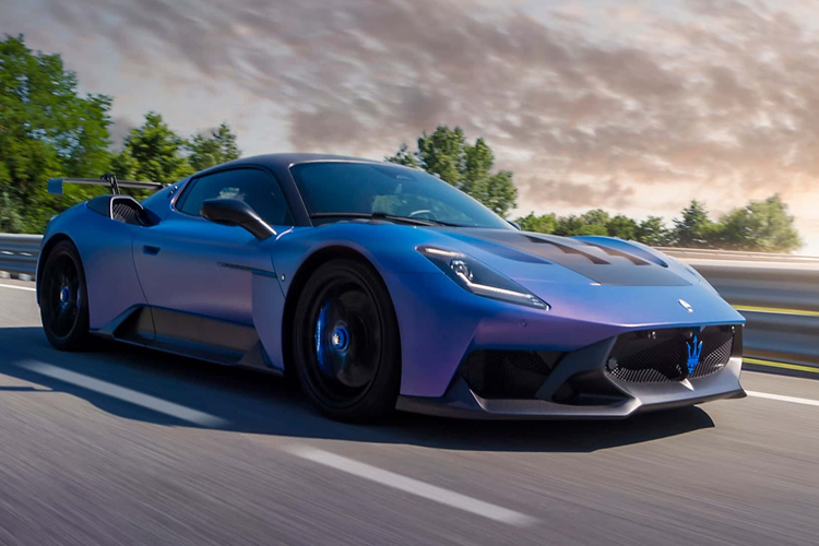 Mẫu siêu xe Maserati GT2 Stradale thừa hưởng loạt chi tiết từ xe đua GT2 bao gồm hốc hút gió lớn hơn, hốc gió thể thao trên mui xe và vòm bánh xe và cánh gió GT2 cỡ lớn ở phía sau xe. Trên GT2 Stradale, phần cản trước và cản sau có diện mạo đẹp hơn, nuột nà hơn so với xe đua.