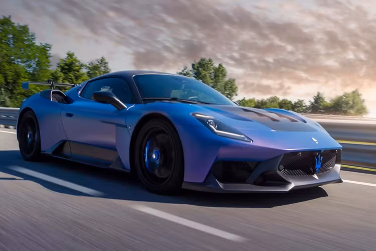 Mẫu siêu xe Maserati GT2 Stradale thừa hưởng loạt chi tiết từ xe đua GT2 bao gồm hốc hút gió lớn hơn, hốc gió thể thao trên mui xe và vòm bánh xe và cánh gió GT2 cỡ lớn ở phía sau xe. Trên GT2 Stradale, phần cản trước và cản sau có diện mạo đẹp hơn, nuột nà hơn so với xe đua.