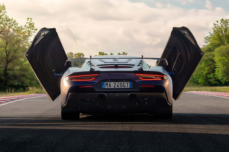 Điều này mang lại nhiều tùy chỉnh hơn để tạo ra thứ mà Maserati gọi là “trải nghiệm lái xe chuyên nghiệp 360 độ”. GT2 Stradale đã chính thức ra mắt The Quail trong Tuần lễ xe hơi Monterey. Hiện tại, giá xe Maserati GT2 Stradale 2024 và sản lượng vẫn chưa được công bố.