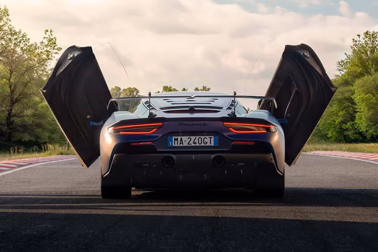 Điều này mang lại nhiều tùy chỉnh hơn để tạo ra thứ mà Maserati gọi là “trải nghiệm lái xe chuyên nghiệp 360 độ”. GT2 Stradale đã chính thức ra mắt The Quail trong Tuần lễ xe hơi Monterey. Hiện tại, giá xe Maserati GT2 Stradale 2024 và sản lượng vẫn chưa được công bố.