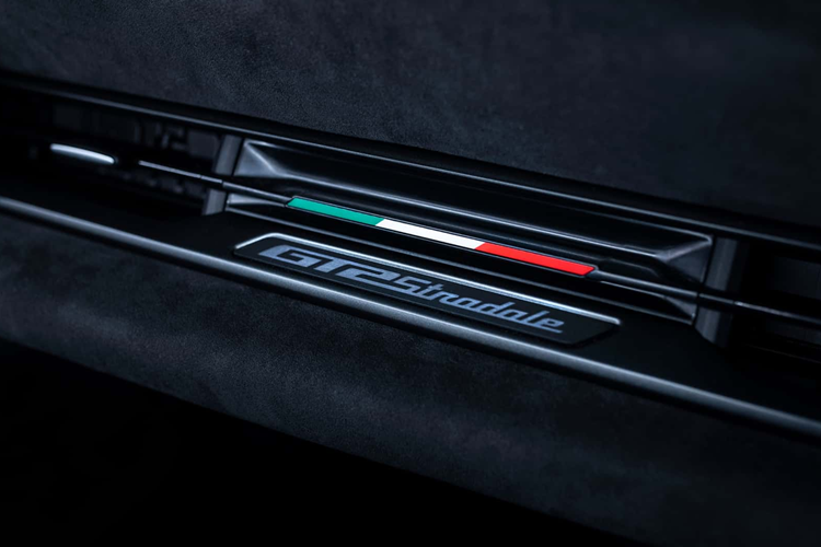 Xe được trang bị một thanh phía sau tùy chọn để có thể sử dụng đai đua bốn điểm để có thể chạy đường đua. Nếu khách hàng không thích lựa chọn ghế đua, họ có thể tùy chọn loại ghế thể thao ít hầm hố hơn. GT2 Stradale sẽ là chiếc Maserati thương mại trên đường phố mạnh mẽ nhất trên thị trường.