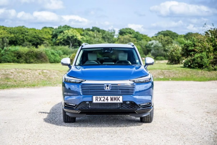 Mẫu xe crossover Honda HR-V bản nâng cấp giữa vòng đời còn được bổ sung 3 màu sơn ngoại thất mới là: Sage Green, Seabed Blue và Urban Grey. Phiên bản cao cấp nhất của xe sẽ có thêm trang bị cửa sổ trời toàn cảnh, các chi tiết cùng màu với thân xe, lưới tản nhiệt Crystal Black và bộ mâm hợp kim 18 inch khác biệt.