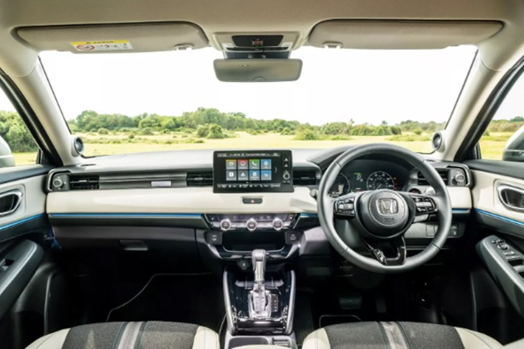 Về nội thất, bên trong khoang cabin của Honda HR-V mới được trang bị hàng loạt tiện ích hiện đại như: cụm đồng hồ 7 inch, màn hình giải trí 9 inch, sạc không dây cùng nhiều vật liệu cách âm và kính riêng tư tiêu chuẩn. 