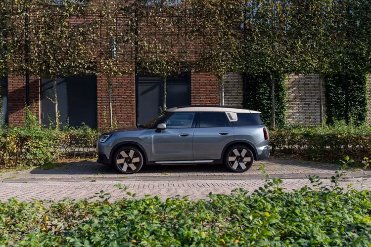 Mini không nói nhiều về trang bị nội thất hay hệ thống hỗ trợ người lái, nhưng mẫu xe này được trang bị tiêu chuẩn với hệ thống điều hòa tự động hai vùng, hệ thống kiểm soát hành trình chủ động và hỗ trợ đỗ xe. Xe cũng được trang bị bộ màn hình tròn 9,4 inch cũng như thiết kế tối giản.