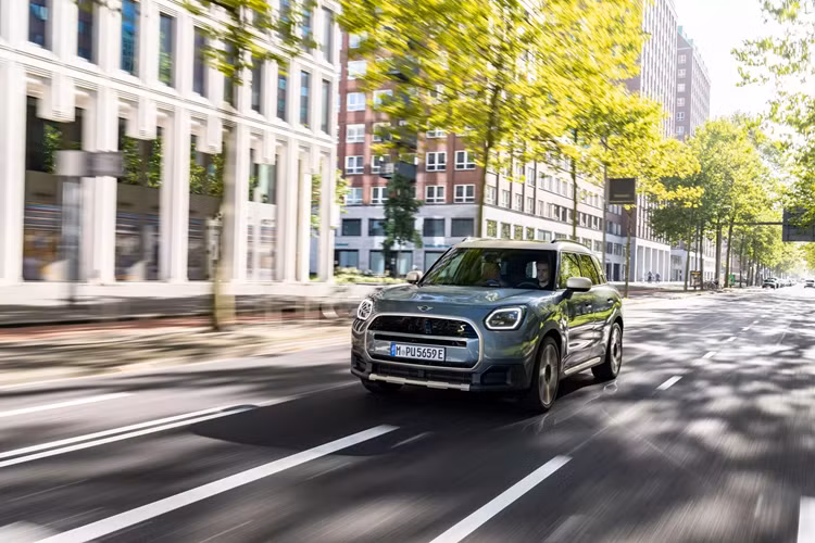 Mức giá xe đắt hơn Chevrolet Equinox EV từ 33.600 USD và thấp hơn một chút so với Tesla Model Y Long-Range AWD, có giá khởi điểm 47.990 USD. Đối với MINI Countryman chạy điện, chiếc xe sẽ được trang bị một số chi tiết như đèn pha LED, cửa sổ trời toàn cảnh và cửa cốp chỉnh điện.