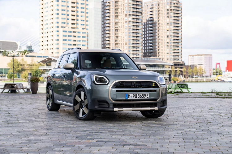  Mini Countryman SE ALL4 2024 mới được ra mắt vào năm ngoái và hiện tại hãng xe đã thông báo rằng mẫu xe điện này sẽ được bán ra vào mùa thu tới với giá khởi điểm ở mức từ 45.200 USD.