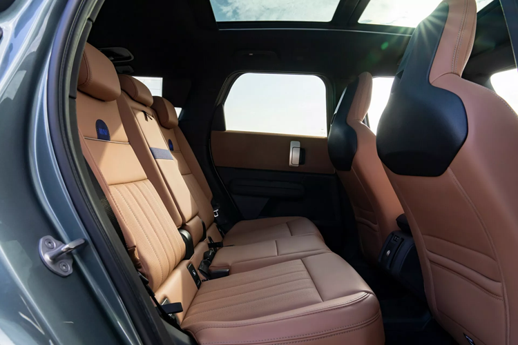 Ngoài ra xe còn có các gói Comfort Plus và Comfort Max sau đó bổ sung thêm Active Driving Assistant Pro, Đỗ xe Assistant Plus. Các tùy chọn khác bao gồm ghế trước có sưởi và hệ thống âm thanh cao cấp Harman Kardon.