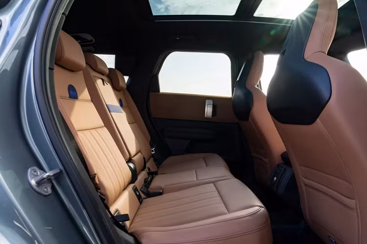 Ngoài ra xe còn có các gói Comfort Plus và Comfort Max sau đó bổ sung thêm Active Driving Assistant Pro, Đỗ xe Assistant Plus. Các tùy chọn khác bao gồm ghế trước có sưởi và hệ thống âm thanh cao cấp Harman Kardon.