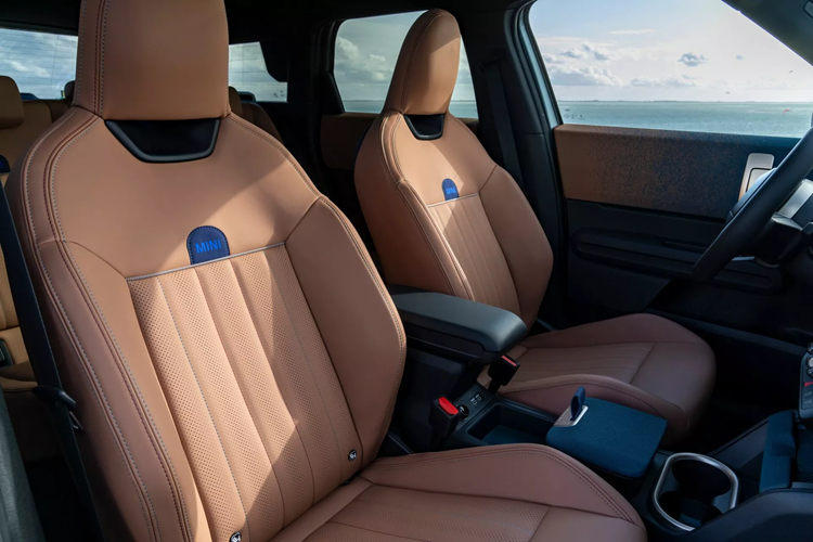 Sức mạnh đến từ bộ pin 66,5 kWh cung cấp năng lượng cho hệ dẫn động bốn bánh động cơ kép tạo ra công suất 308 mã lực và mô-men xoắn cực đại 494 Nm. Điều này cho phép mẫu xe tăng tốc từ 0-96 km/h trong 5,4 giây và di chuyển lên tới 341 km mỗi lần sạc.