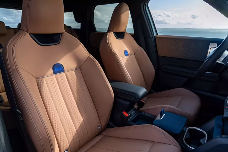 Sức mạnh đến từ bộ pin 66,5 kWh cung cấp năng lượng cho hệ dẫn động bốn bánh động cơ kép tạo ra công suất 308 mã lực và mô-men xoắn cực đại 494 Nm. Điều này cho phép mẫu xe tăng tốc từ 0-96 km/h trong 5,4 giây và di chuyển lên tới 341 km mỗi lần sạc.