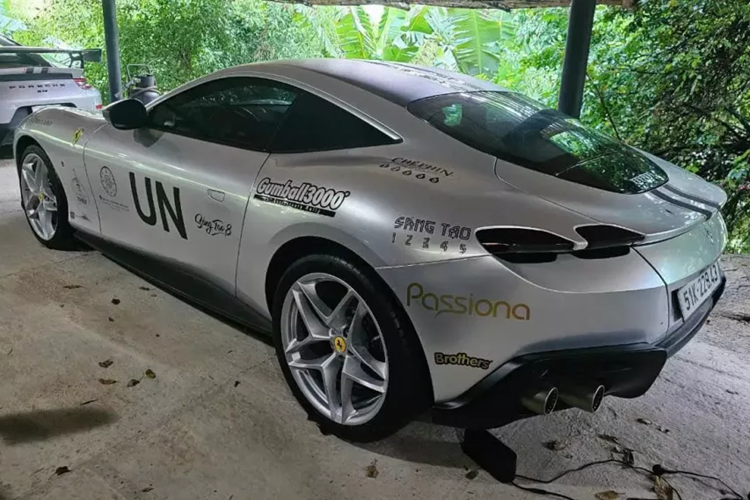 Không quá khó hiểu khi Roma dành được 1 suất trong đội hình xe Ferrari của "Qua" Vũ mang đến trưng bày tại hành trình siêu xe thế giới Gumball 3000, đây là mẫu xe có thiết kế rất lạ, phong cách khác biệt so với các anh em cùng nhà và còn là phiên bản 4 chỗ ngồi.