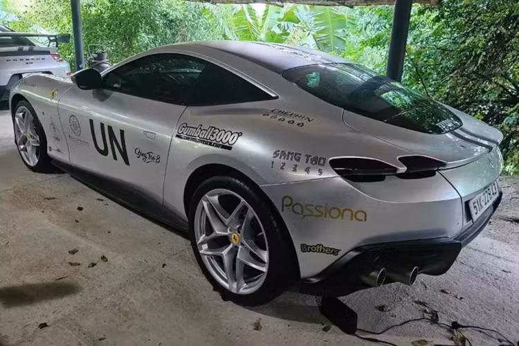 Không quá khó hiểu khi Roma dành được 1 suất trong đội hình xe Ferrari của "Qua" Vũ mang đến trưng bày tại hành trình siêu xe thế giới Gumball 3000, đây là mẫu xe có thiết kế rất lạ, phong cách khác biệt so với các anh em cùng nhà và còn là phiên bản 4 chỗ ngồi.